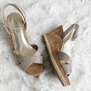 ◦ GUESS ◦ Metallic summer wedges